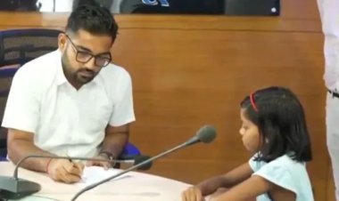 बाढ़ में बह गईं किताबें, 5वीं की छात्रा का दर्द सुन पसीजा Palamu DC का दिल; ऑन द स्पॉट मिला पढ़ाई का सहारा