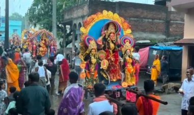 धनबाद: बारिश में भी नहीं टूटी आस्था, कोरकोट्टा में एक साथ निकलीं मां मनसा की 30 प्रतिमाएं