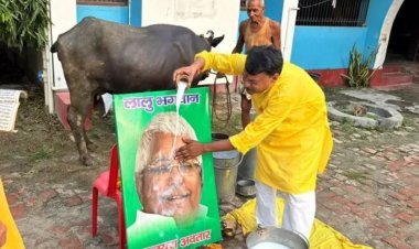 बिहार:लालू की तस्वीर पर 251 लीटर दूध चढ़ाया, RJD नेता बोले- ‘कलयुग के भगवान हैं’