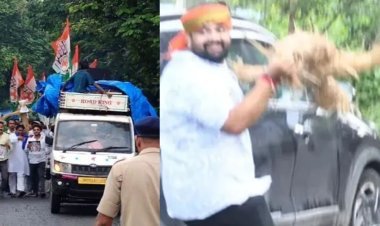 धनबाद में PM मोदी और मनुस्मृति के पुतले पर भिड़े कांग्रेसी-भाजपाई, छीना पुतला; पुलिस ने संभाला मोर्चा