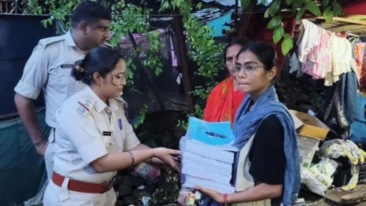 ईंट-पटरे की मेज पर मोबाइल से पढ़ती थी छात्रा, संघर्ष सुन भावुक हुए SP; तुरंत मिली किताबें, बिजली और घरेलू सामान