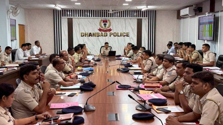 धनबाद पुलिस का जुलाई में बड़ा एक्शन: 445 नए केस, 501 का निपटारा; 1097 वारंट निष्पादित