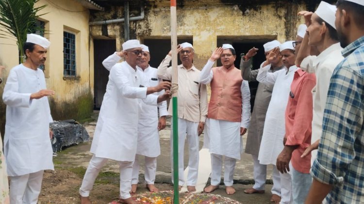 धनबाद: खादी ग्रामोद्योग संघ के कार्यालय में शान से लहराया तिरंगा
