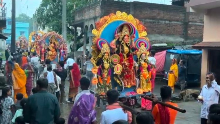 धनबाद: बारिश में भी नहीं टूटी आस्था, कोरकोट्टा में एक साथ निकलीं मां मनसा की 30 प्रतिमाएं