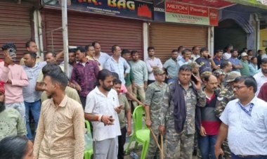 चतरा में मकान कब्जे को लेकर हंगामा, महिला ने खुद पर छिड़का पेट्रोल; भीड़ में माचिस जलते ही भड़की आग, झुलसी