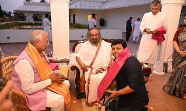 MP जनार्दन सिंह सिग्रीवाल व सत्य प्रकाश सिंह ने लिया श्री श्री रविशंकर का आशीर्वाद