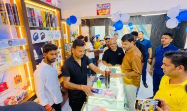 Dhanbad: सरायढेला में खुला फर्स्ट मोबाइल, रिपेयरिंग से होम सर्विस तक सुविधा