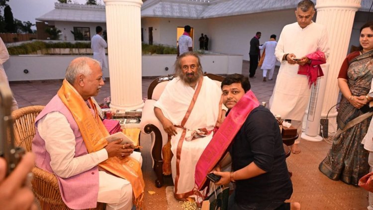 MP जनार्दन सिंह सिग्रीवाल व सत्य प्रकाश सिंह ने लिया श्री श्री रविशंकर का आशीर्वाद