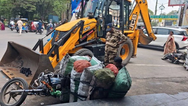 धनबाद: रणधीर वर्मा चौक पर CISF का छापा, 20 बोरी कोयला जब्त; तस्कर फरार