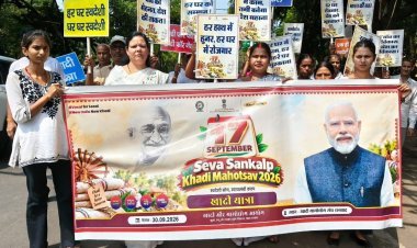 धनबाद में निकली भव्य खादी यात्रा, सैकड़ों कार्यकर्ता और महिला कतिन जुटीं