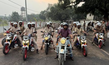 Dhanbad : दुर्गा पूजा पर DC आदित्य रंजन का फ्लैग मार्च, सुरक्षा व्यवस्था की जांच