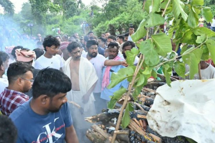 रूपी सोरेन पंचतत्व में विलीन, CM हेमंत सोरेन ने दी मुखाग्नि; नेमरा में उमड़ा जनसैलाब