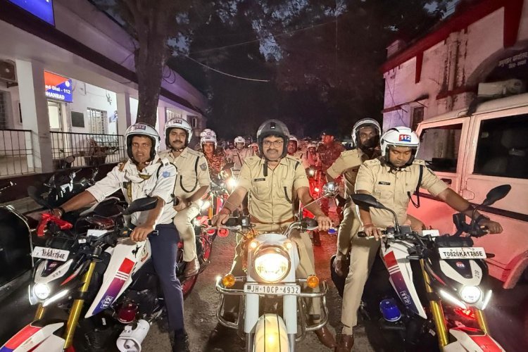 Dhanbad : दुर्गा पूजा पर अलर्ट धनबाद पुलिस, सिटी हॉक्स ने किया फ्लैग मार्च