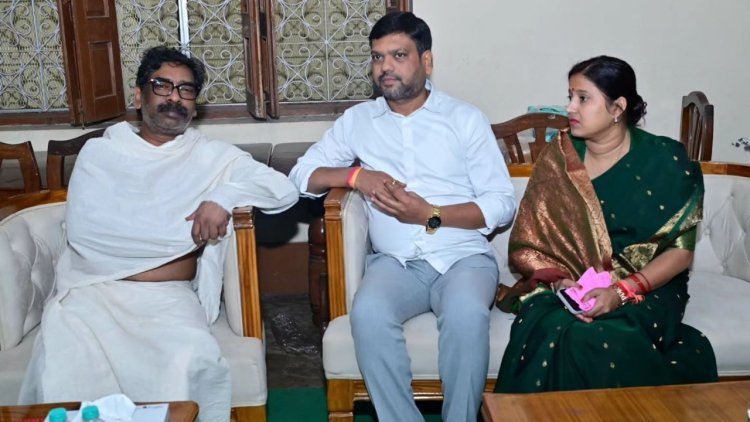 नेमरा पहुंचीं MLA रागिनी सिंह व मेयर संजीव सिंह, रूपी सोरेन को दी श्रद्धांजलि
