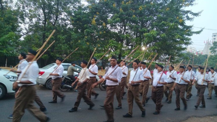 Dhanbad : विजयादशमी पर RSS का शस्त्र पूजन, घोष की धुन पर निकला पथ संचलन